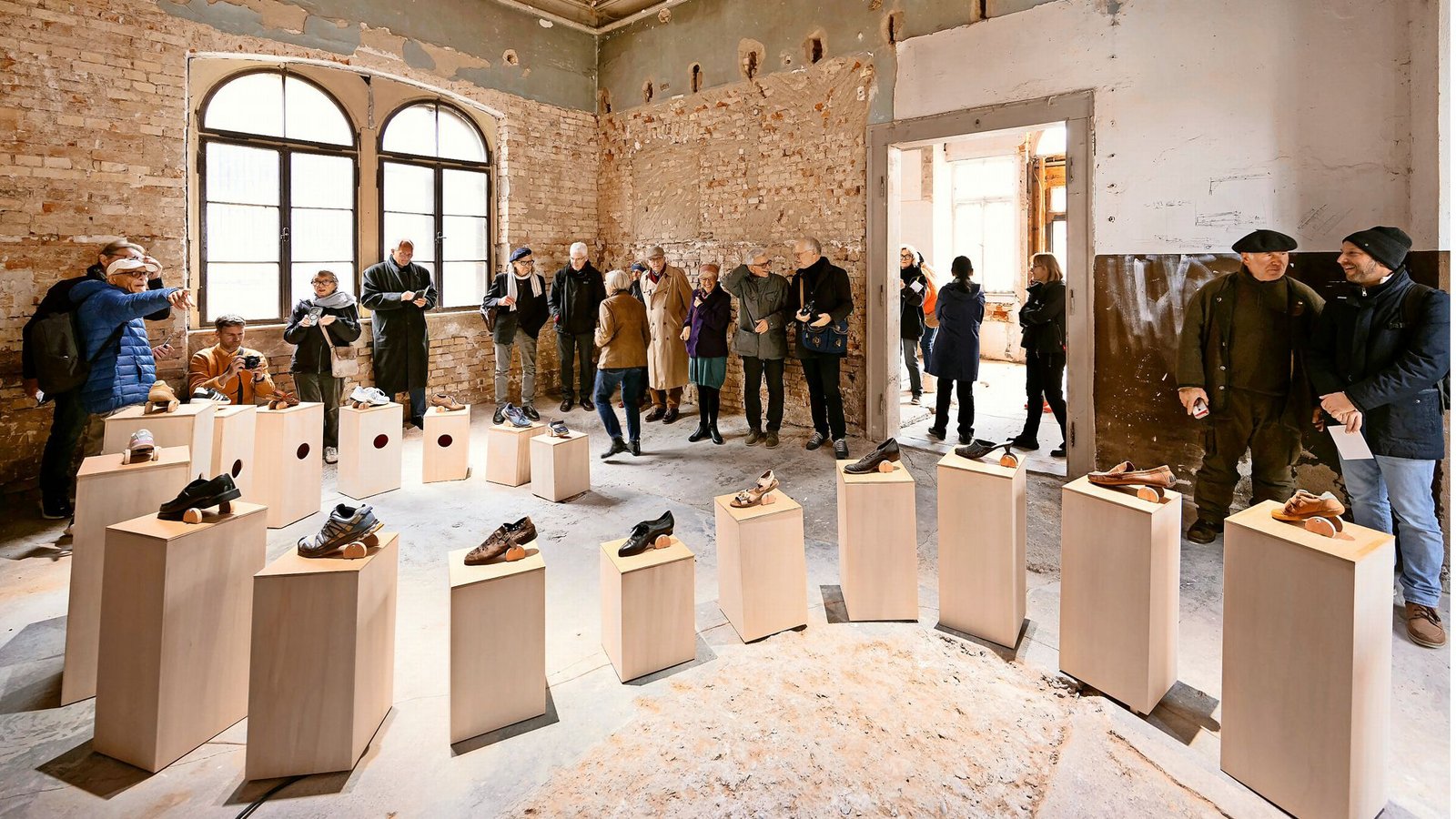 Macht neugierig: Félix Blumes Klanginstallation „Andante“ mit auf Holzblöcke geschraubten SchuhenFoto: SWR/Ralf Brunner 2025