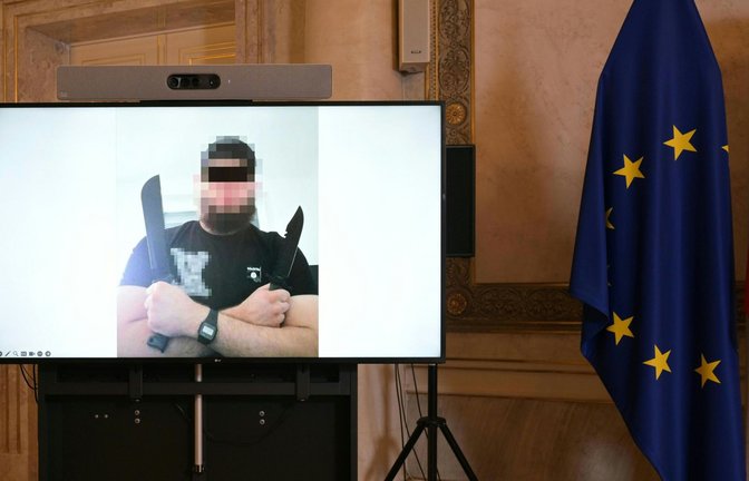 Das Bundesministerium für Inneres (BMI) zeigt am Donnerstag ein Foto des unter Terror-Verdacht festgenommenen mutmaßlichen Anhängers der Terrormiliz Islamischer Staat (IS), Beran A..<span class='image-autor'>Foto: dpa/Roland Schlager</span>