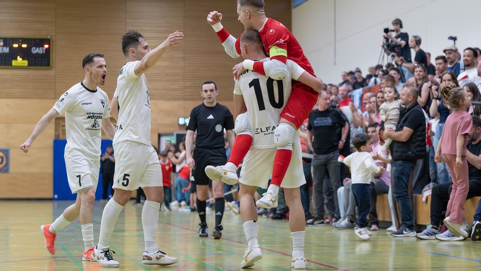 Der TSV Weilimdorf jubelt über den Halbfinalerfolg gegen Hamburger SV.Foto: Sören Herl/TSV Weilimdorf