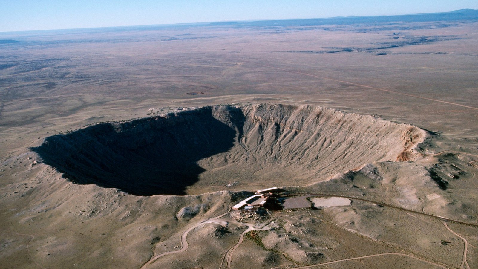 Barringer-Krater in Arizona: Die kreisrunde Vertiefung im Wüstenboden misst 1,2 Kilometer und ist 170 Meter tief. Doch der Impakt könnte auch einen gewaltigen Felssturz im 160 Kilometer entfernten Grand Canyon ausgelöst haben.Foto: Imago/Ardea Barringer-Krater in Arizona: Die kreisrunde Vertiefung im Wüstenboden misst 1,2 Kilometer und ist 170 Meter tief. Doch der Impakt könnte auch einen gewaltigen Felssturz im 160 Kilometer entfernten Grand Canyon ausgelöst haben.Foto: Imago/Ardea