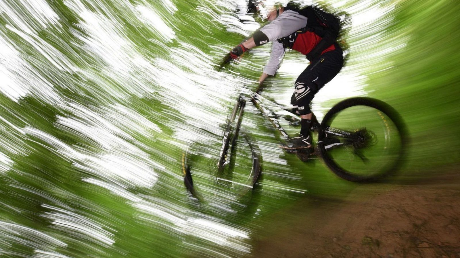 Ein Mountainbiker nutzen nicht immer zugelassene Wege.Foto: dpa