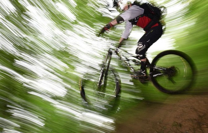 Ein Mountainbiker nutzen nicht immer zugelassene Wege.<span class='image-autor'>Foto: dpa</span>