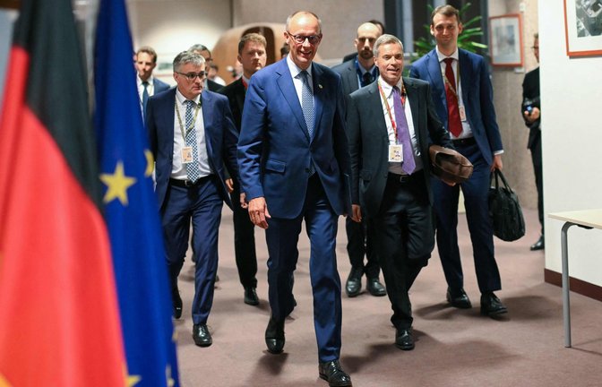 So sähe sich Friedrich Merz gerne: als Anführer und Macher. Doch der Bundeskanzler hat bisher wenige Ankündigungen wirklich eingelöst.<span class='image-autor'>Foto: AFP</span>
