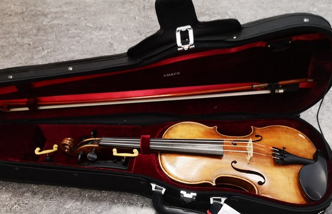 Der Nachbau einer Stradivari-Geige liegt in einem Geigenkoffer.<span class='image-autor'>Foto: Bundespolizei/dpa</span>