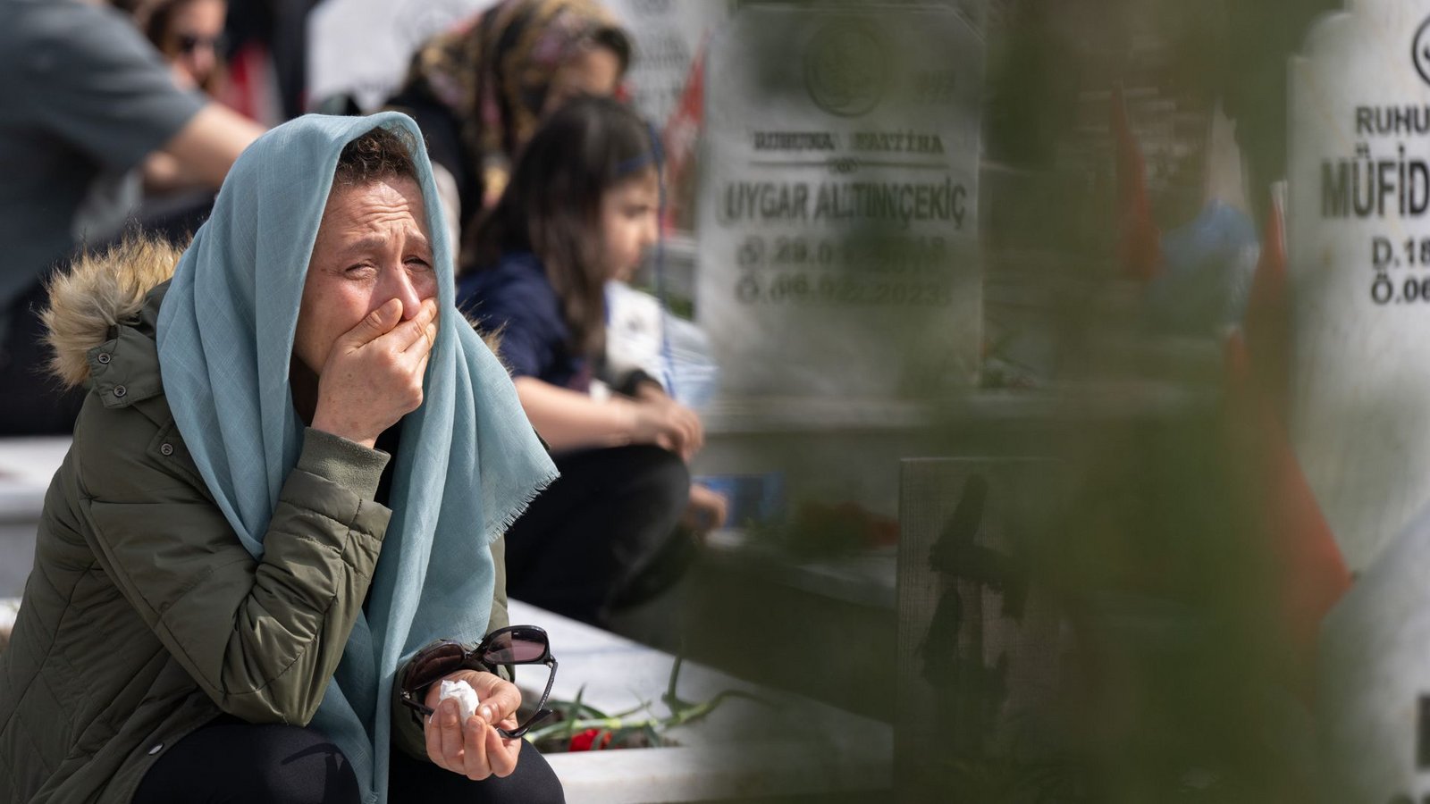 Trauer um die Opfer des Erdbebens vor einem JahrFoto: Boris Roessler/dpa