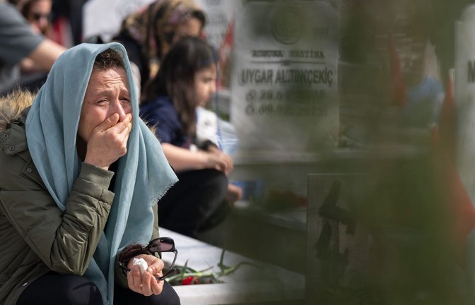 Trauer um die Opfer des Erdbebens vor einem Jahr<span class='image-autor'>Foto: Boris Roessler/dpa</span>