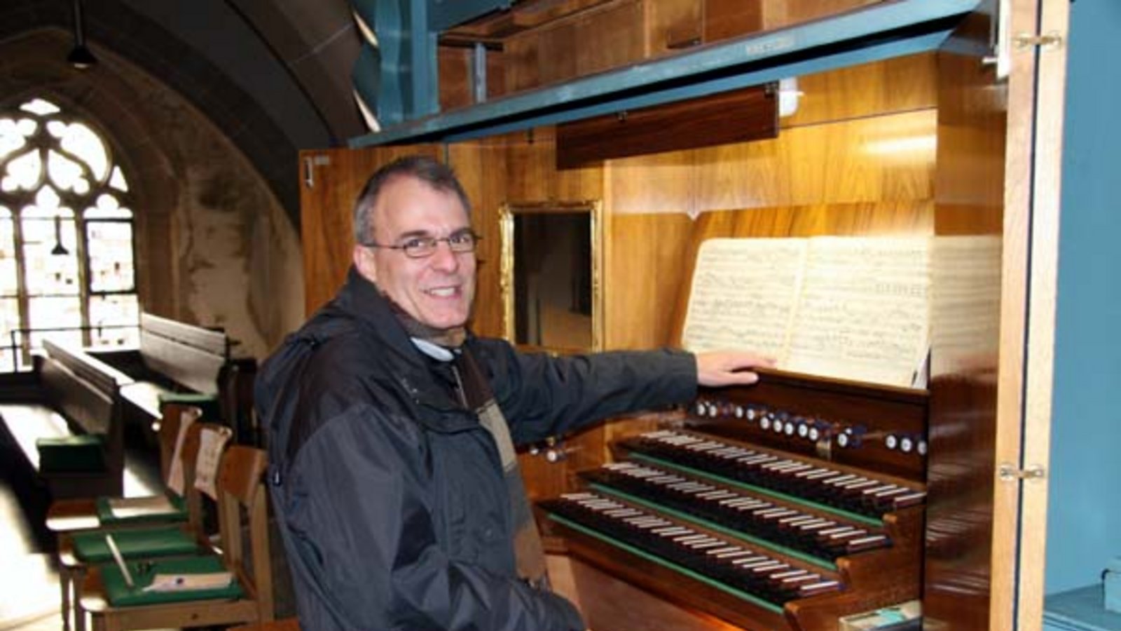 Organist Hansjörg Fröschle am Spieltisch. Fotos: Rücker Organist Hansjörg Fröschle am Spieltisch. Fotos: Rücker