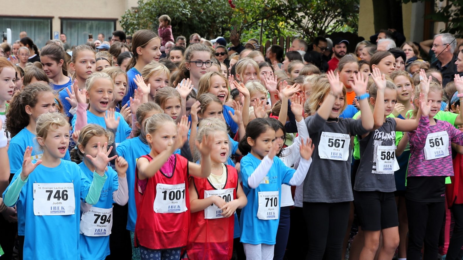 Vor dem Start zum Schülerinnenlauf wärmen sich die Teilnehmerinnen bei fetziger Musik auf.