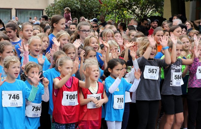 Vor dem Start zum Schülerinnenlauf wärmen sich die Teilnehmerinnen bei fetziger Musik auf.