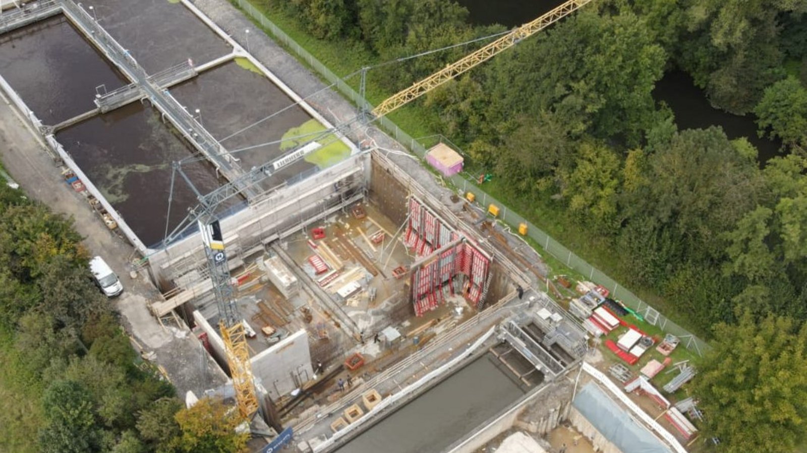 Die Arbeiten zur Erweiterung der Kläranlage schreiten voran: vorne Neubau und bestehendes Vorklärbecken, daran anschließend Neubau und bestehende Becken der Biologie.  Foto: Weber