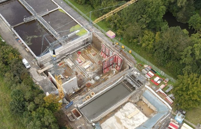 Die Arbeiten zur Erweiterung der Kläranlage schreiten voran: vorne Neubau und bestehendes Vorklärbecken, daran anschließend Neubau und bestehende Becken der Biologie.  <span class='image-autor'>Foto: Weber</span>