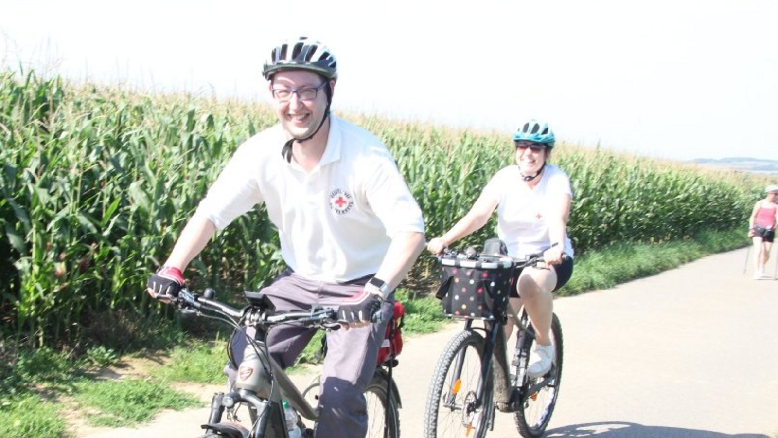 Laura und Andi vom DRK begleiten die Wandernden auf ihren Einsatzrädern.