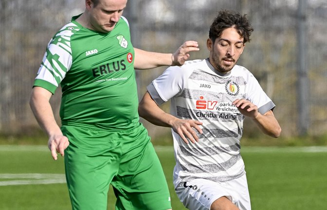 Volle Konzentration wird von Adrian Schrodt (links) und dem SV Iptingen im Relegationsduell gegen den AC Italia Markgröningen gefordert. <span class='image-autor'>Foto: Leitner</span>