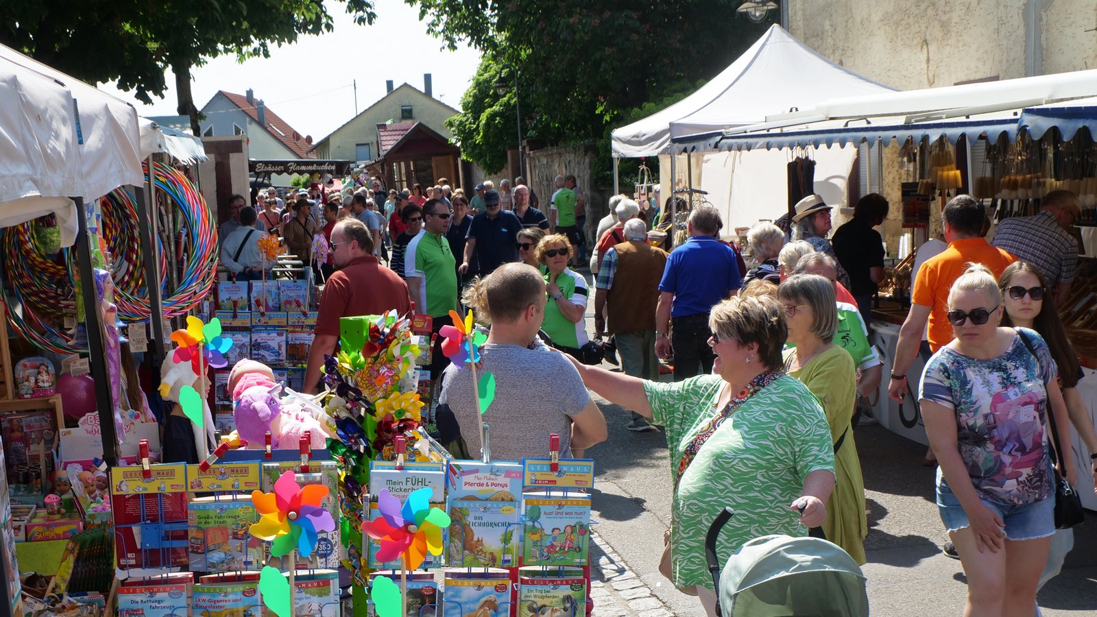 Schon kurz nach Beginn des Horrheimer Pfingstmarkts herrscht reges Treiben zwischen Kelter und Kirche.  Fotos: Friedrich (4)