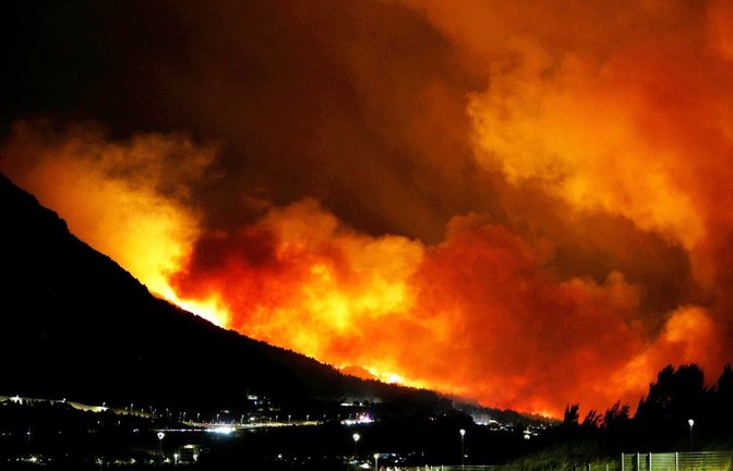 An der kroatischen Adriaküste südlich von Split hat ein heftiger Waldbrand Häuser und Autos zerstört.<span class='image-autor'>Jakov Prkic/AP/dpa</span>