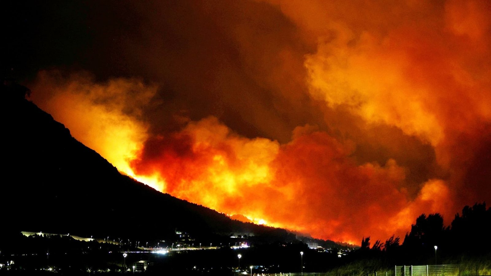 An der kroatischen Adriaküste südlich von Split hat ein heftiger Waldbrand Häuser und Autos zerstört.Jakov Prkic/AP/dpa