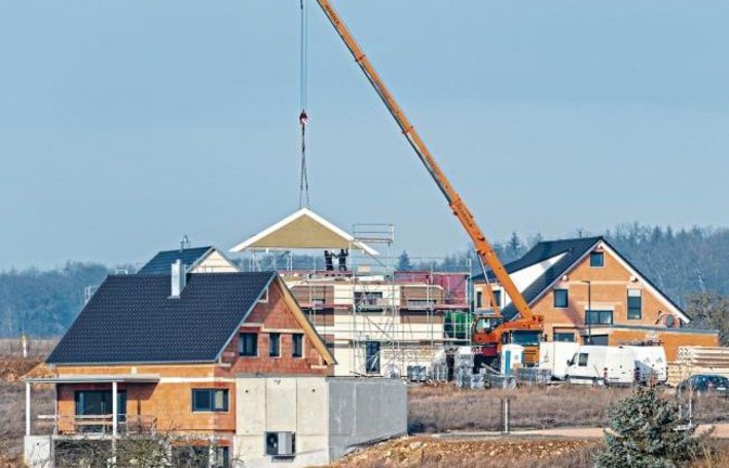 Innerhalb von vier Tagen wurde ein Doppelhaus im Neubaugebiet von Großglattbach aufgebaut. Ohne schweres Gerät geht da nichts.  Foto: Leitner