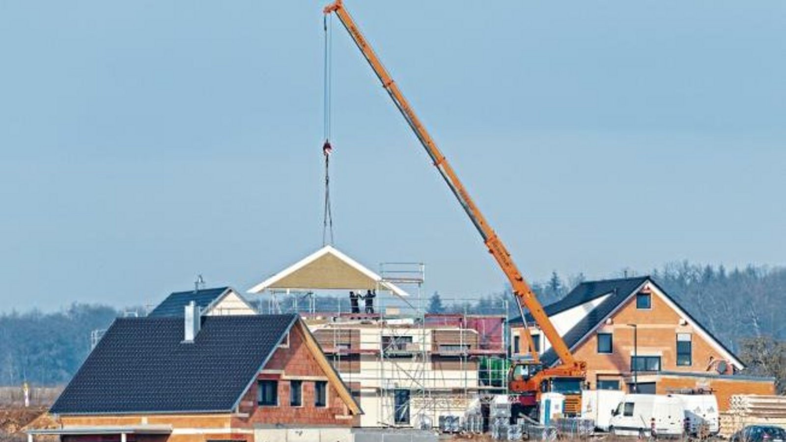 Innerhalb von vier Tagen wurde ein Doppelhaus im Neubaugebiet von Großglattbach aufgebaut. Ohne schweres Gerät geht da nichts. Foto: Leitner Innerhalb von vier Tagen wurde ein Doppelhaus im Neubaugebiet von Großglattbach aufgebaut. Ohne schweres Gerät geht da nichts. Foto: Leitner