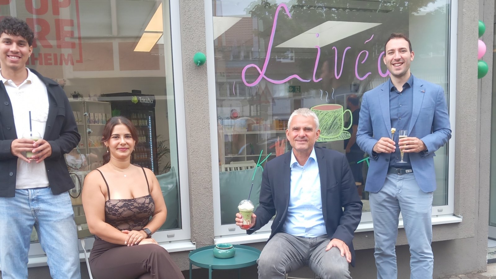 Begüm Yilmaz mit Francesco Rossignuolo, Bürgermeister Holger Albrich und Wirtschaftsförderer Arved Oestringer (von links) 2025 bei der Eröffnung des Pop-up-Stores. Archivfoto: Glemser