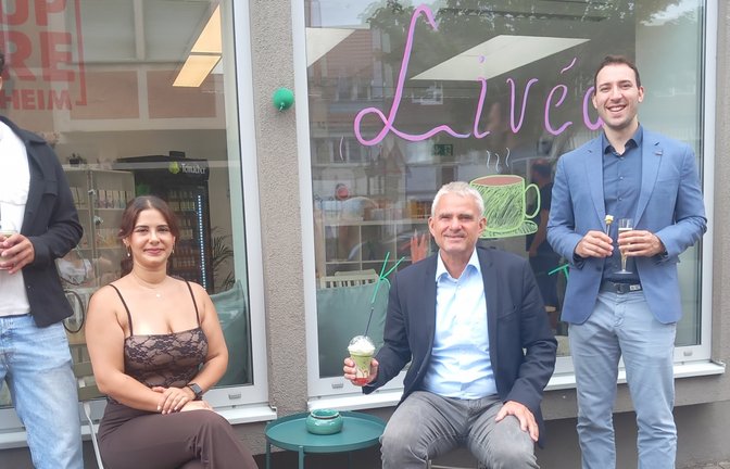 Begüm Yilmaz mit Francesco Rossignuolo, Bürgermeister Holger Albrich und Wirtschaftsförderer Arved Oestringer (von links) 2025 bei der Eröffnung des Pop-up-Stores. Archivfoto: Glemser