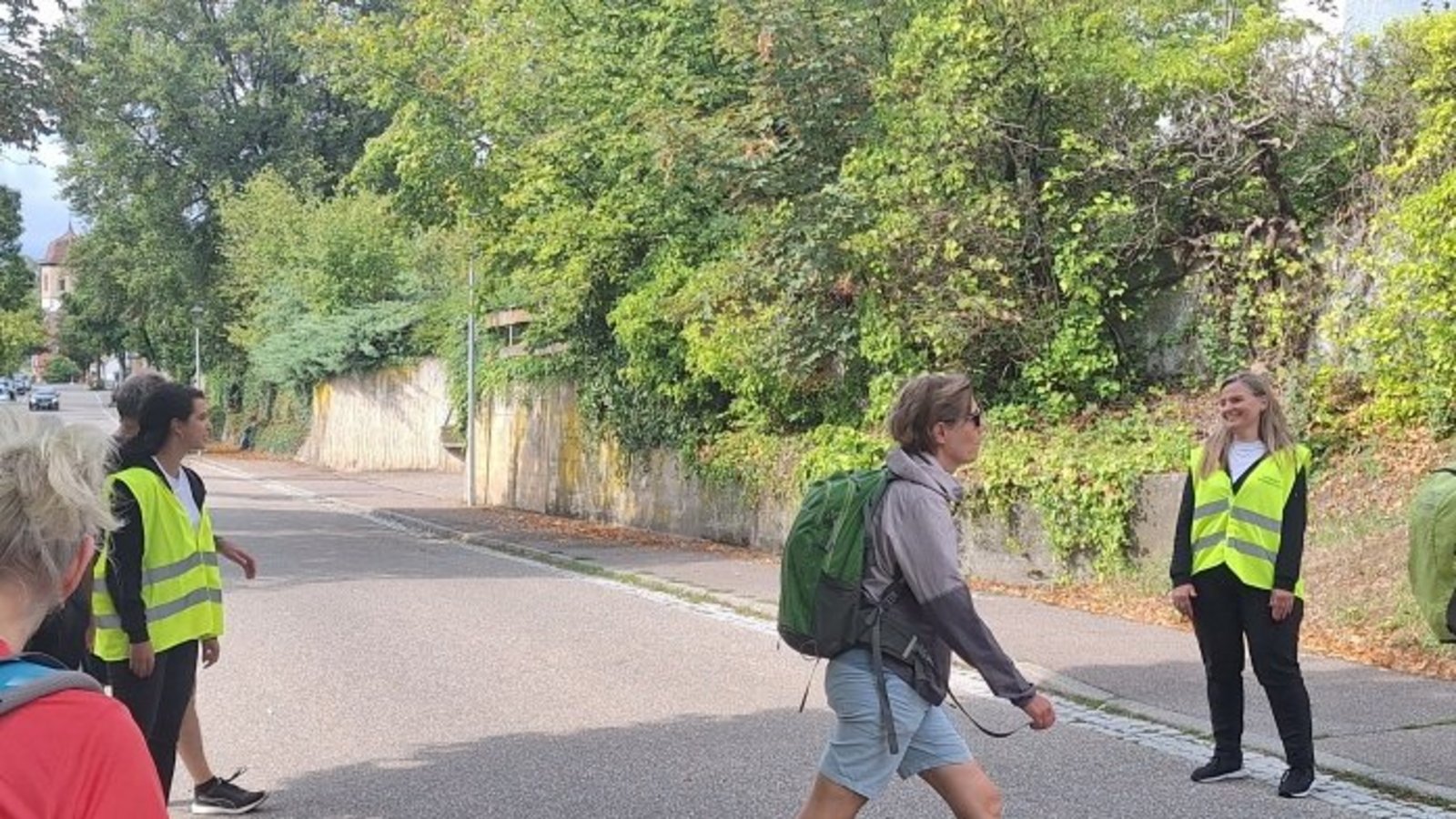 Mitarbeiterinnen der VKZ sichern die Querung der Sachsenheimer Straße ab.