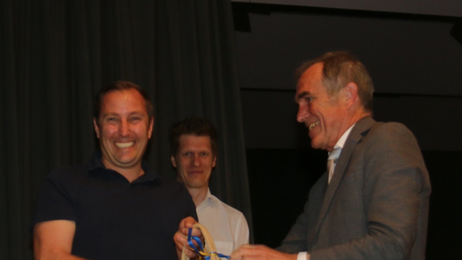 Für 25-maliges Blutspenden geehrt wird Lars Seemüller (li.) und bekommt ein Geschenk von Erich Bannert überreicht. Für 25-maliges Blutspenden geehrt wird Lars Seemüller (li.) und bekommt ein Geschenk von Erich Bannert überreicht.