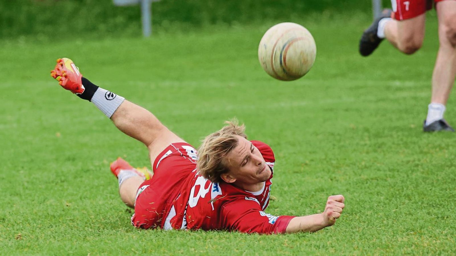 Beim Heimspiel der Vaihinger Faustballer haben voller Einsatz – wie hier von Daniel Wörsinger – und Phasen abgewechselt, in denen sie weniger glücklich agierten. Foto: Küppers Beim Heimspiel der Vaihinger Faustballer haben voller Einsatz – wie hier von Daniel Wörsinger – und Phasen abgewechselt, in denen sie weniger glücklich agierten. Foto: Küppers
