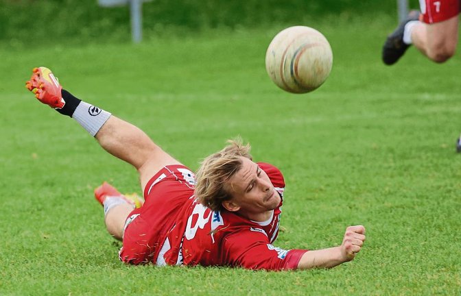 Beim Heimspiel der Vaihinger Faustballer haben voller Einsatz – wie hier von Daniel Wörsinger – und Phasen abgewechselt, in denen sie weniger glücklich agierten. Foto: Küppers