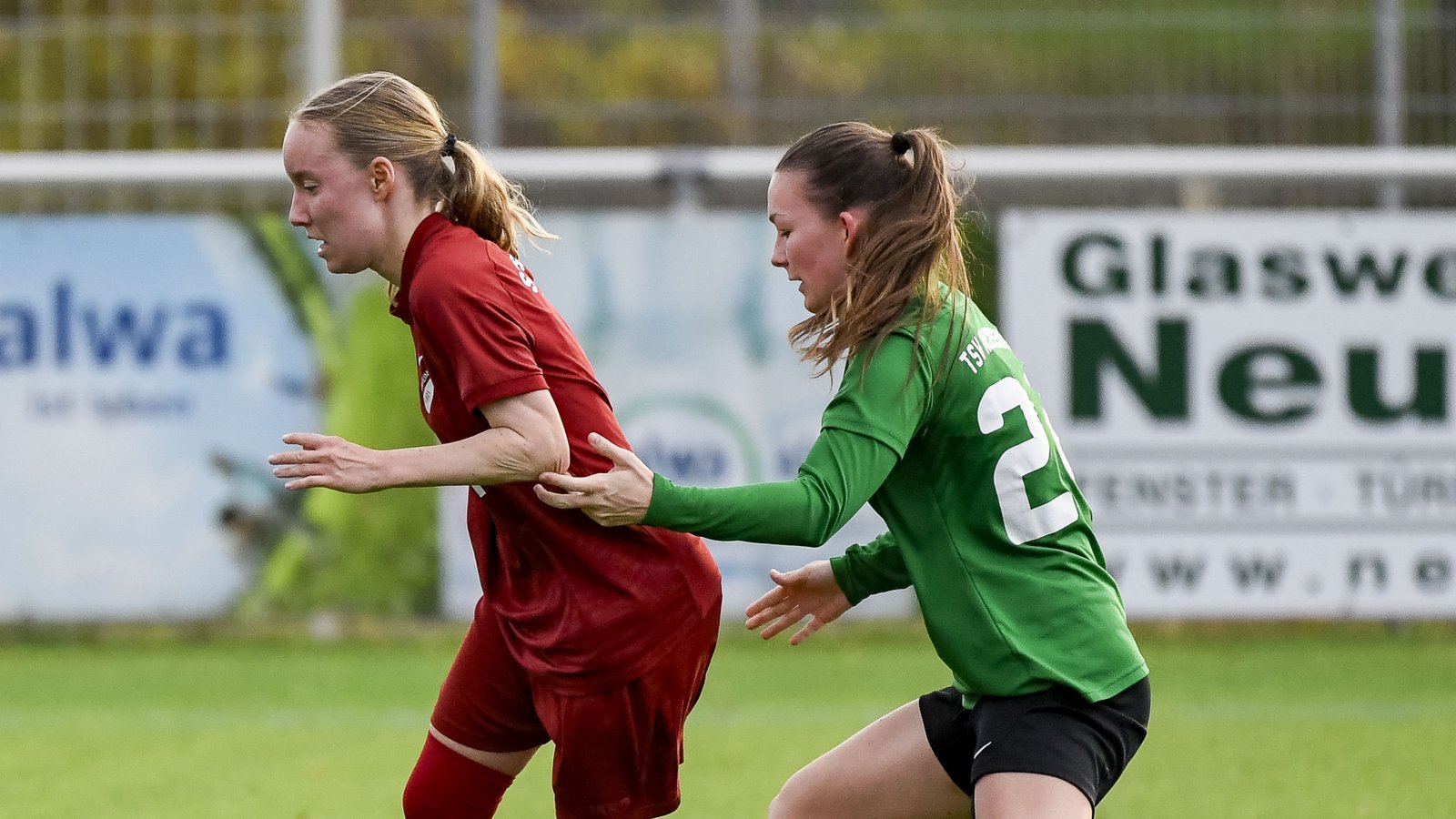 Hier ist Ailsa Rumbolz (links) vom SV Horrheim zwar früher am Ball, bei der Sportvg. Feuerbach haben die Fußballerinnen aber trotzdem das Nachsehen. Archivfoto: Leitner Hier ist Ailsa Rumbolz (links) vom SV Horrheim zwar früher am Ball, bei der Sportvg. Feuerbach haben die Fußballerinnen aber trotzdem das Nachsehen. Archivfoto: Leitner