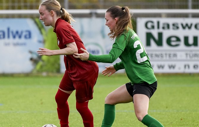 Hier ist Ailsa Rumbolz (links) vom SV Horrheim zwar früher am Ball, bei der Sportvg. Feuerbach haben die Fußballerinnen aber trotzdem das Nachsehen. Archivfoto: Leitner