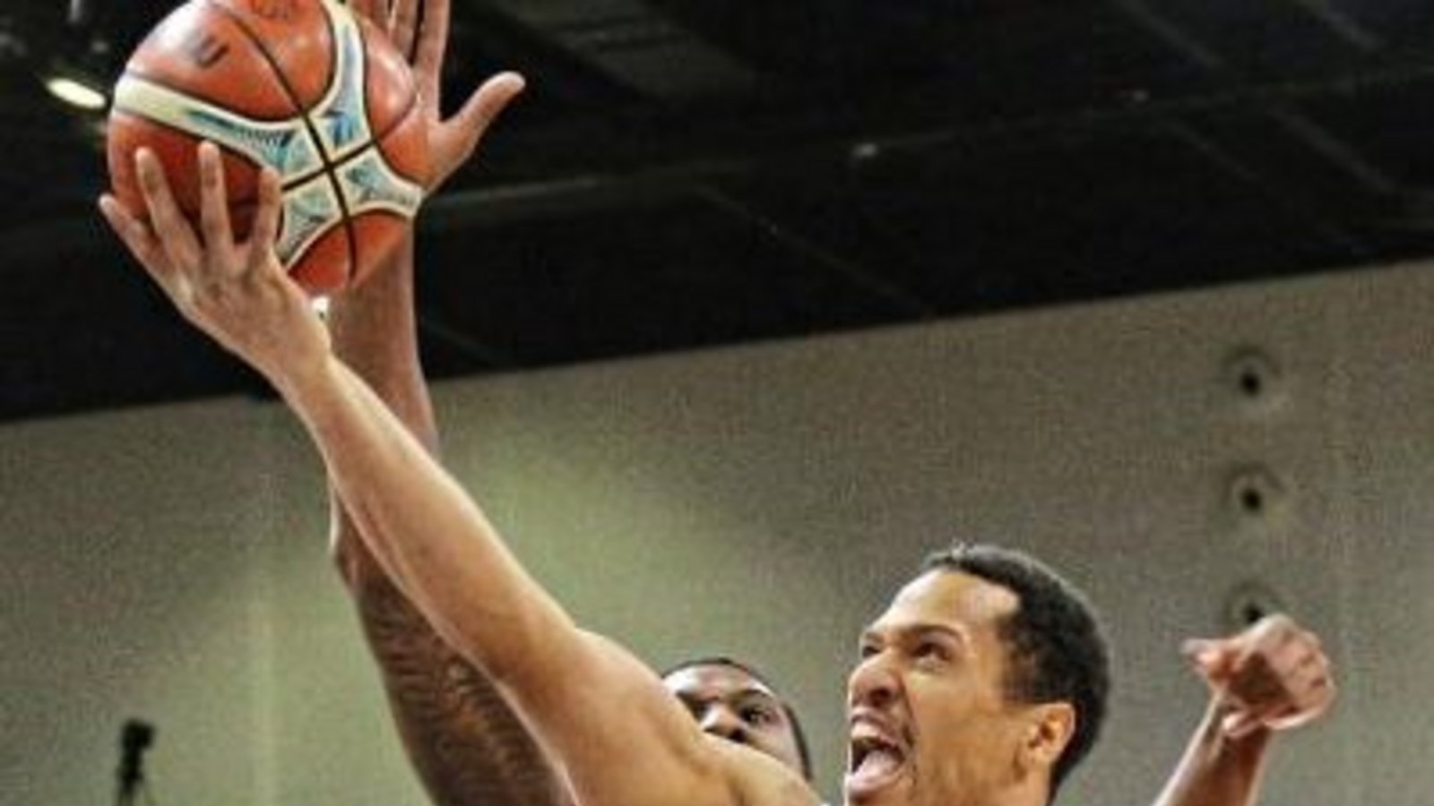 Die Ludwigsburger um David McCray (vorne) haben nach der Halbfinalniederlage gegen Sassari beim Vorbereitungsturnier auf Sardinien im Spiel um Platz drei gegen Bologna die richtige Reaktion gezeigt. Foto: Archiv/Baumann Die Ludwigsburger um David McCray (vorne) haben nach der Halbfinalniederlage gegen Sassari beim Vorbereitungsturnier auf Sardinien im Spiel um Platz drei gegen Bologna die richtige Reaktion gezeigt. Foto: Archiv/Baumann