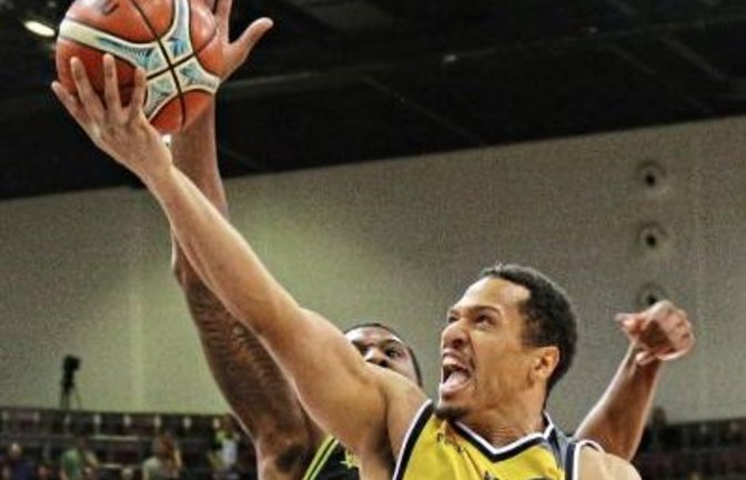 Die Ludwigsburger um David McCray (vorne) haben nach der Halbfinalniederlage gegen Sassari beim Vorbereitungsturnier auf Sardinien im Spiel um Platz drei gegen Bologna die richtige Reaktion gezeigt.  Foto: Archiv/Baumann