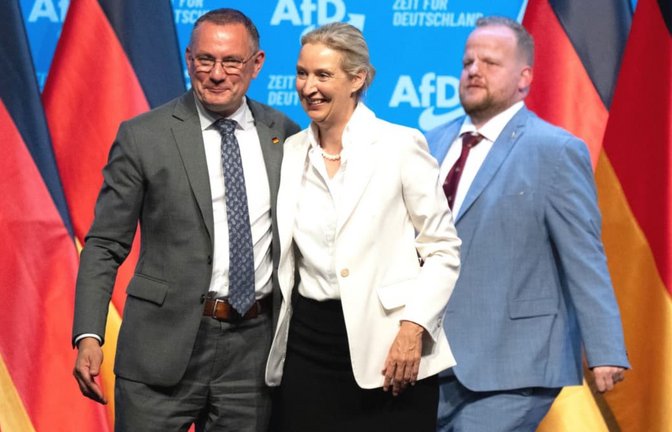 Haben mit Blick auf Nordrhein-Westfalen derzeit wenig zu lachen: die beiden AfD-Vorsitzenden Tino Chrupalla (links) und Alice Weidel neben dem Vizeparteichef Sven Tritschler aus NRW, der keine Ruhe in seinen Landesverband bekommt.<span class='image-autor'>Sebastian Kahnert/dpa</span>