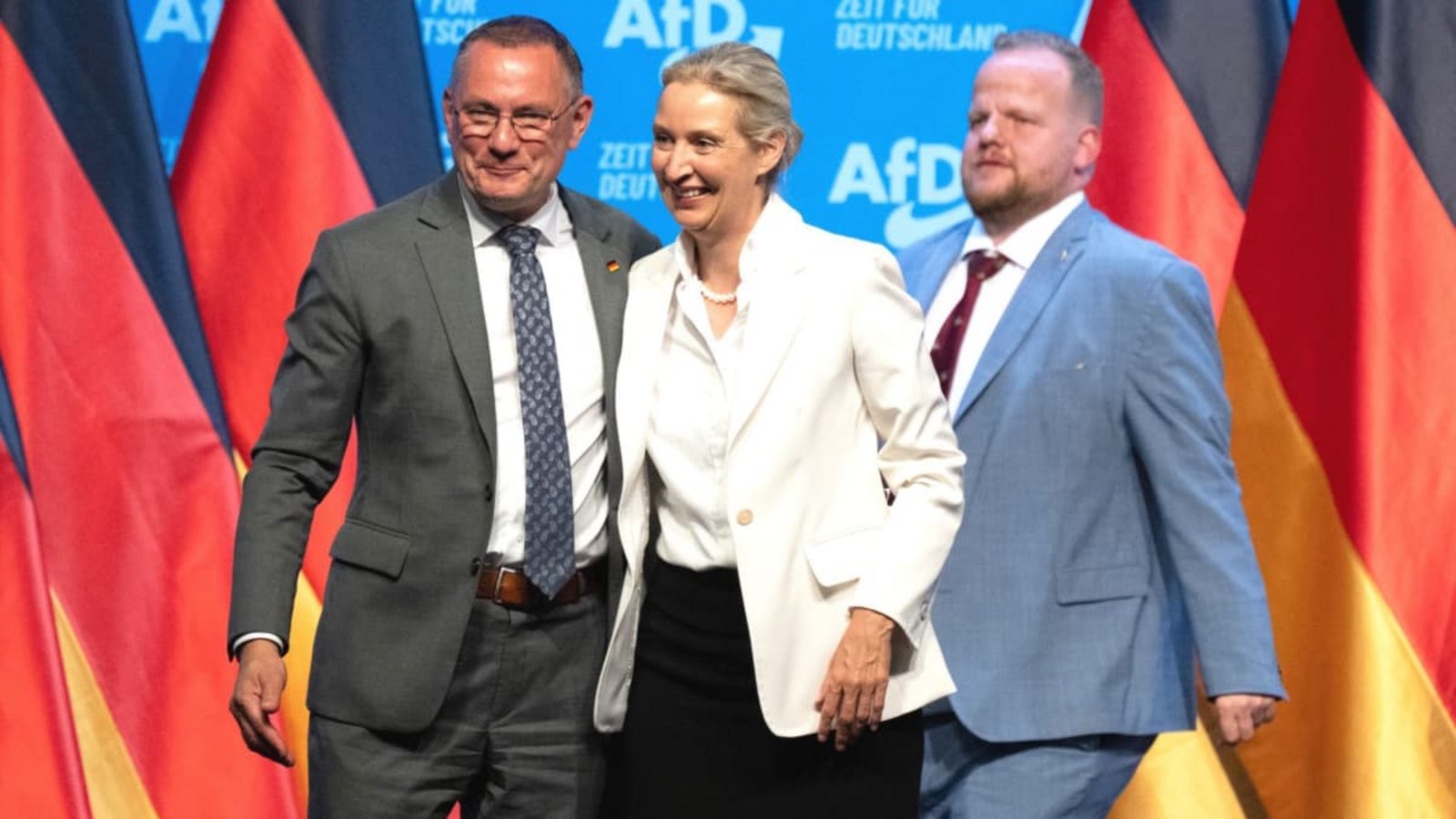 Haben mit Blick auf Nordrhein-Westfalen derzeit wenig zu lachen: die beiden AfD-Vorsitzenden Tino Chrupalla (links) und Alice Weidel neben dem Vizeparteichef Sven Tritschler aus NRW, der keine Ruhe in seinen Landesverband bekommt.Sebastian Kahnert/dpa Haben mit Blick auf Nordrhein-Westfalen derzeit wenig zu lachen: die beiden AfD-Vorsitzenden Tino Chrupalla (links) und Alice Weidel neben dem Vizeparteichef Sven Tritschler aus NRW, der keine Ruhe in seinen Landesverband bekommt.Sebastian Kahnert/dpa