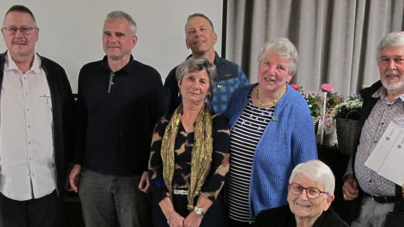 Ehrungen beim SAV Sachsenheim (von links): Die Vorstände René Veigel, Frank Schröter mit Bürgermeister Holger Albrich sowie den Geehrten Jochen Keim, Iris Jauß, Elisabeth Makkens und Willi Stein sowie Susi Hähnle vorne.  Foto: Lothar Makkens