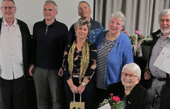 Ehrungen beim SAV Sachsenheim (von links): Die Vorstände René Veigel, Frank Schröter mit Bürgermeister Holger Albrich sowie den Geehrten Jochen Keim, Iris Jauß, Elisabeth Makkens und Willi Stein sowie Susi Hähnle vorne.  <span class='image-autor'>Foto: Lothar Makkens</span>