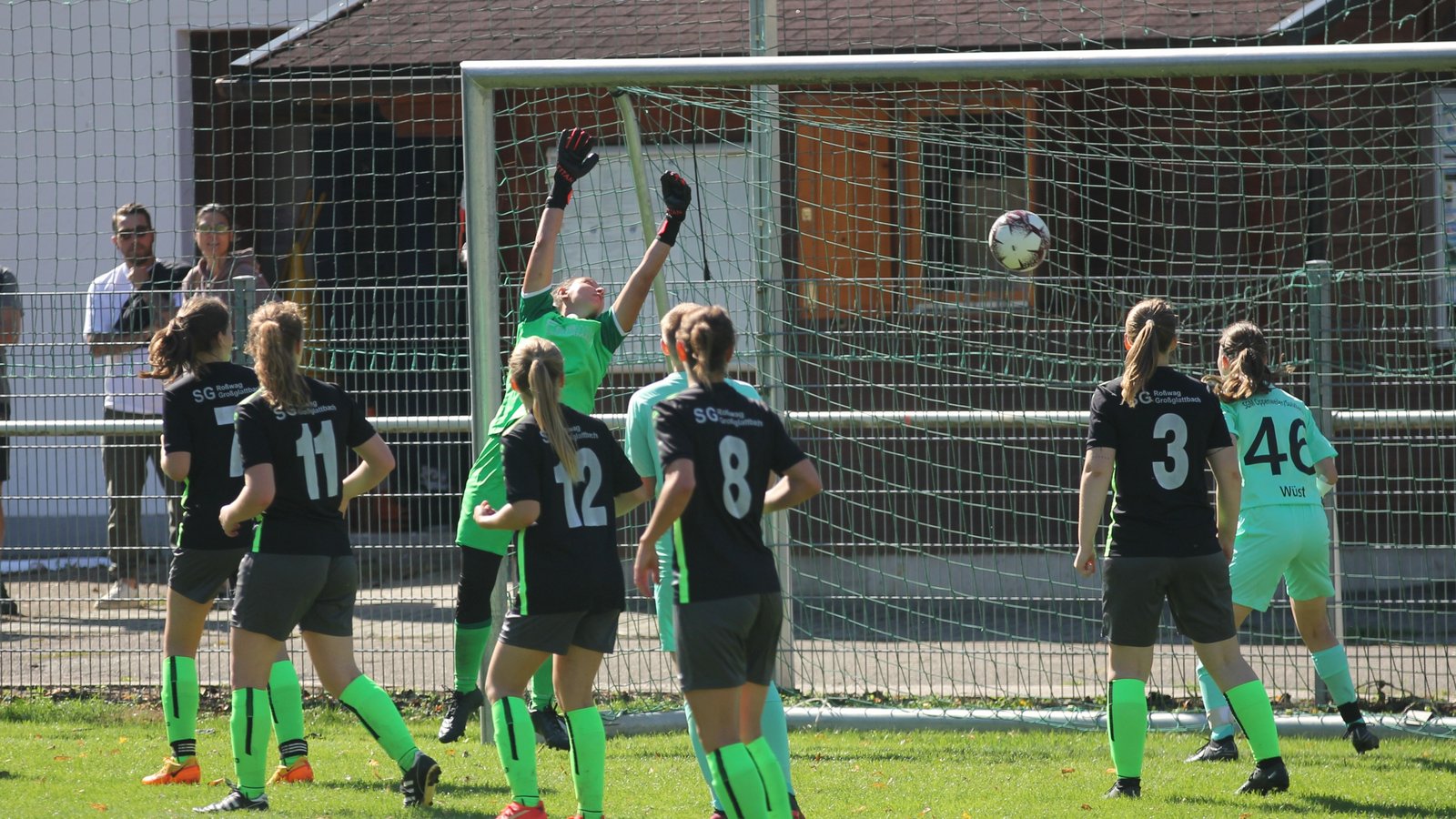 Schon wieder drin. Jasmin Sieber, die Torfrau der SGM Roßwag/Großglattbach ist beim Kopfballgegentor chancenlos. Foto: Dittrich Schon wieder drin. Jasmin Sieber, die Torfrau der SGM Roßwag/Großglattbach ist beim Kopfballgegentor chancenlos. Foto: Dittrich