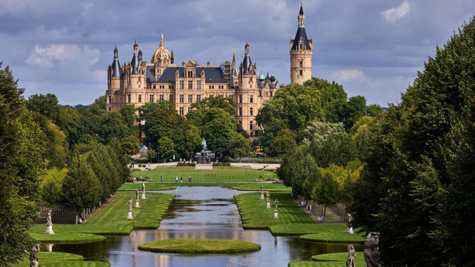 Der Landtag von Mecklenburg-Vorpommern tagt im Schweriner Schloss und wird am Sonntag neu gewählt.Jens Büttner/dpa Der Landtag von Mecklenburg-Vorpommern tagt im Schweriner Schloss und wird am Sonntag neu gewählt.Jens Büttner/dpa