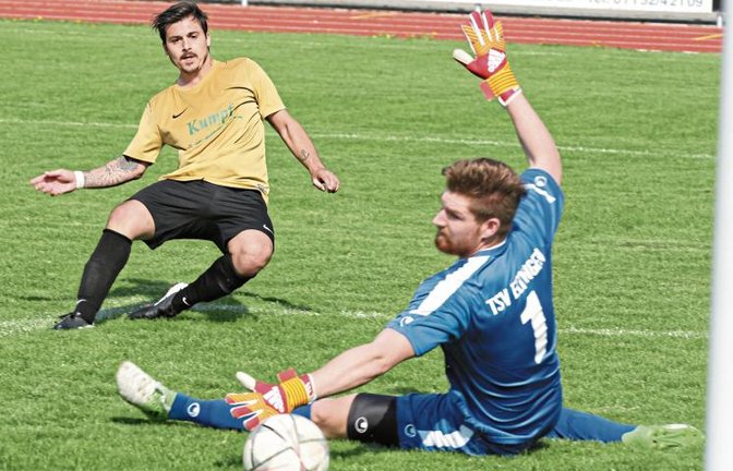 Mit einem Schlenzer ins lange Eck überwindet Benjamin Langhans (links) Eltingens Torwart Marvin Reichenbach zum zwischenzeitlichen 3:1. Foto: Nachreiner