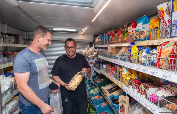 Aaron Daubner (rechts) ist seit zwei Jahren mit seinem rollenden Supermarkt im Kreis Ludwigsburg unterwegs.  <span class='image-autor'>Foto: Kalb</span>