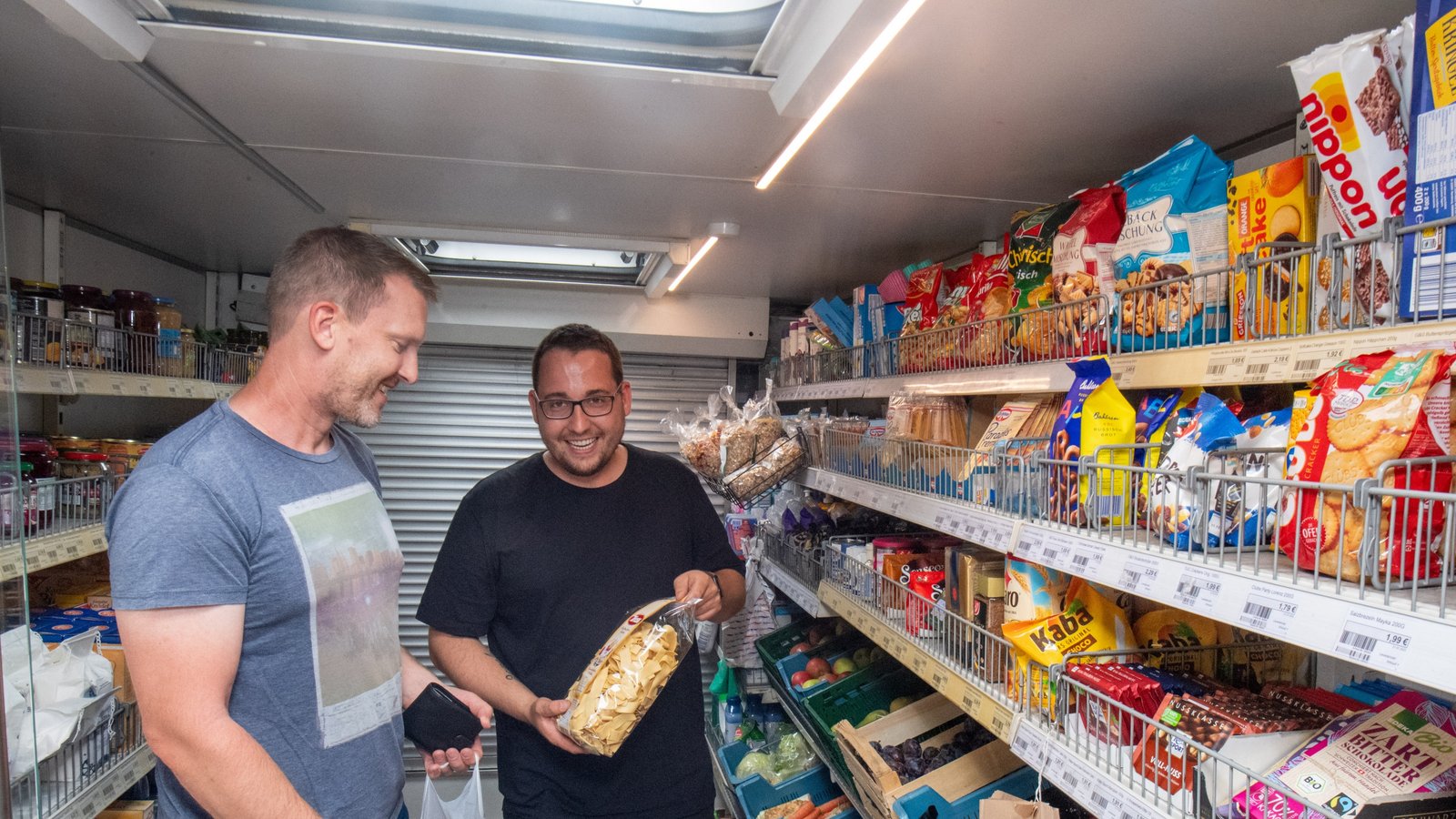 Aaron Daubner (rechts) ist seit zwei Jahren mit seinem rollenden Supermarkt im Kreis Ludwigsburg unterwegs. Foto: Kalb Aaron Daubner (rechts) ist seit zwei Jahren mit seinem rollenden Supermarkt im Kreis Ludwigsburg unterwegs. Foto: Kalb