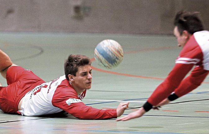 Spektakuläre Abwehraktion beim TV Vaihingen: Jakob Kilpper (links) erreicht den Ball, ehe Jacob Jungclaussen zu Hilfe kommen konnte. Am Ende stand der siebte Sieg im achten Spiel der Saison. Foto: Küppers