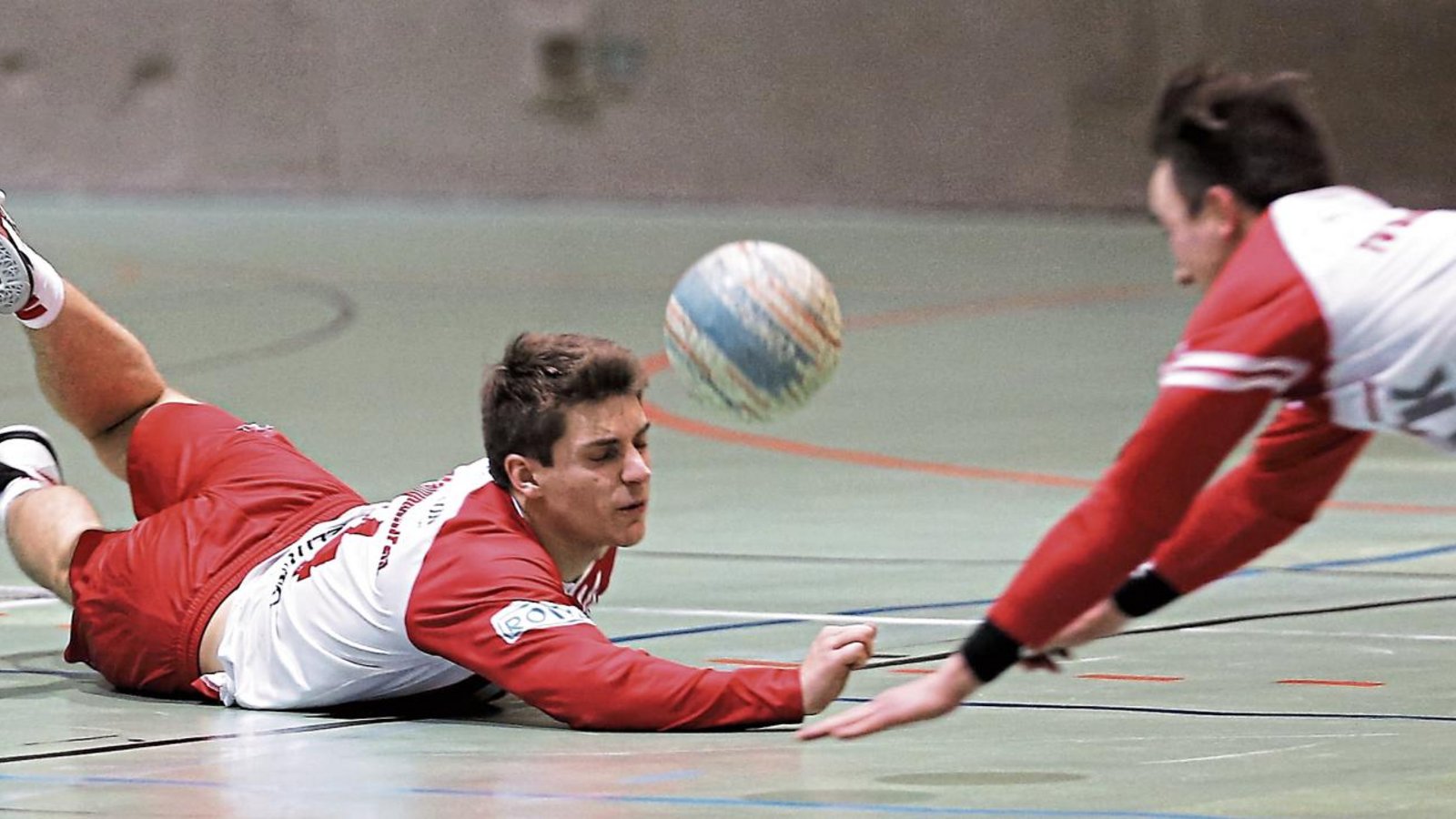 Spektakuläre Abwehraktion beim TV Vaihingen: Jakob Kilpper (links) erreicht den Ball, ehe Jacob Jungclaussen zu Hilfe kommen konnte. Am Ende stand der siebte Sieg im achten Spiel der Saison. Foto: Küppers Spektakuläre Abwehraktion beim TV Vaihingen: Jakob Kilpper (links) erreicht den Ball, ehe Jacob Jungclaussen zu Hilfe kommen konnte. Am Ende stand der siebte Sieg im achten Spiel der Saison. Foto: Küppers