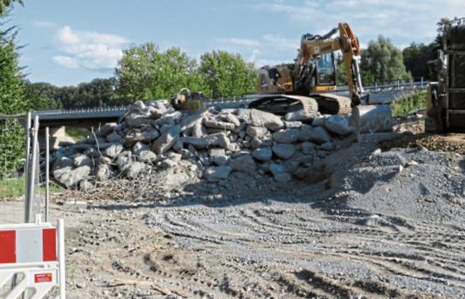 Wo ist die Röhre? Nur noch Betontrümmer am Durchlass für die B10-Behelfsbrücke am Unteren Egelsee in Vaihingen. Bis Ende August dauert die Aufräumaktion. Foto: Arning