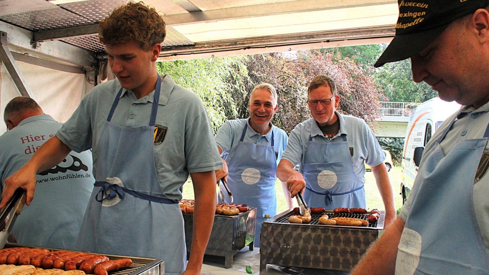 Gute Stimmung am Grill (von links): Laurin, Thomas, Klaus und Uwe.