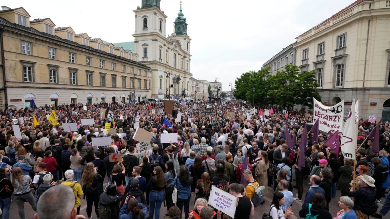 In Polen sind Abtreibungen ein umstrittenes Thema. Immer wieder kommt es zu großen Demonstrationen von Befürwortern oder Gegnern eines liberaleren Ansatzes, wie hier in Warschau. (Archiv)Czarek Sokolowski/dpa In Polen sind Abtreibungen ein umstrittenes Thema. Immer wieder kommt es zu großen Demonstrationen von Befürwortern oder Gegnern eines liberaleren Ansatzes, wie hier in Warschau. (Archiv)Czarek Sokolowski/dpa