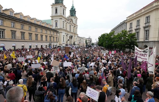 In Polen sind Abtreibungen ein umstrittenes Thema. Immer wieder kommt es zu großen Demonstrationen von Befürwortern oder Gegnern eines liberaleren Ansatzes, wie hier in Warschau. (Archiv)<span class='image-autor'>Czarek Sokolowski/dpa</span>