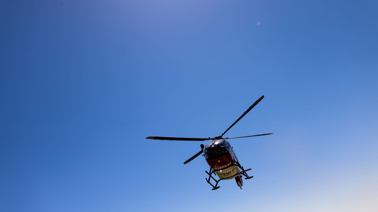 Ein Rettungshubschrauber setzt zur Landung an. (zu dpa: «Fuß von Arbeiter mit Baustellenfahrzeug auf A5 überfahren»)Philipp von Ditfurth/dpa Ein Rettungshubschrauber setzt zur Landung an. (zu dpa: «Fuß von Arbeiter mit Baustellenfahrzeug auf A5 überfahren»)Philipp von Ditfurth/dpa