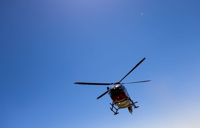 Ein Rettungshubschrauber setzt zur Landung an. (zu dpa: «Fuß von Arbeiter mit Baustellenfahrzeug auf A5 überfahren»)<span class='image-autor'>Philipp von Ditfurth/dpa</span>