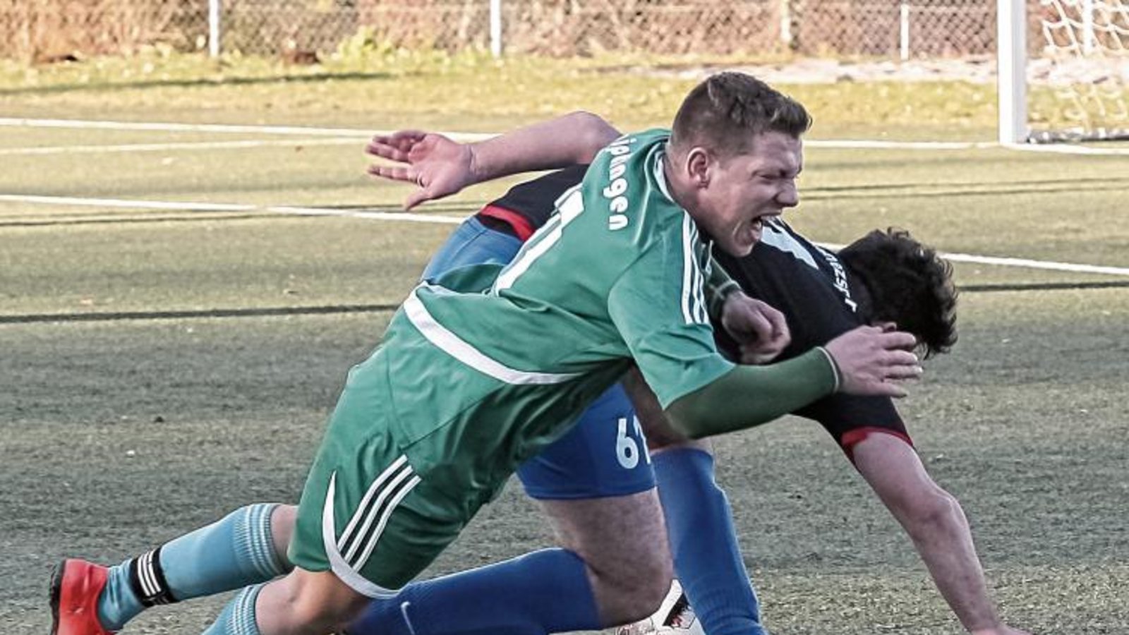 Iptingens Marcel Gerschwitz (links) kommt zwar nicht an Kaan Bahadir vorbei. Der SVI schlägt Sönmez Sport Bietigheim aber mit 4:0. Foto: Simecek Iptingens Marcel Gerschwitz (links) kommt zwar nicht an Kaan Bahadir vorbei. Der SVI schlägt Sönmez Sport Bietigheim aber mit 4:0. Foto: Simecek